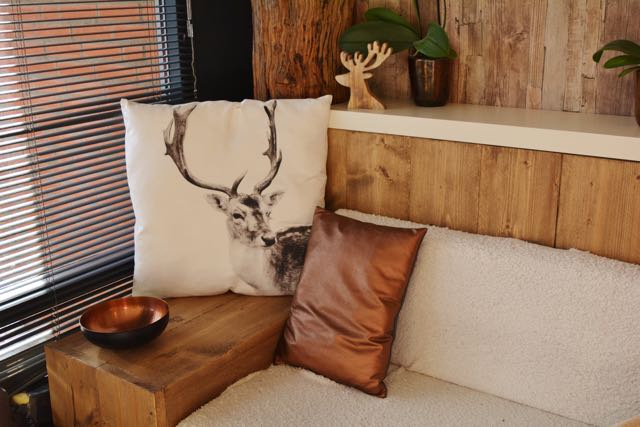 Wohnraum mit Holzboden und Holzelementen